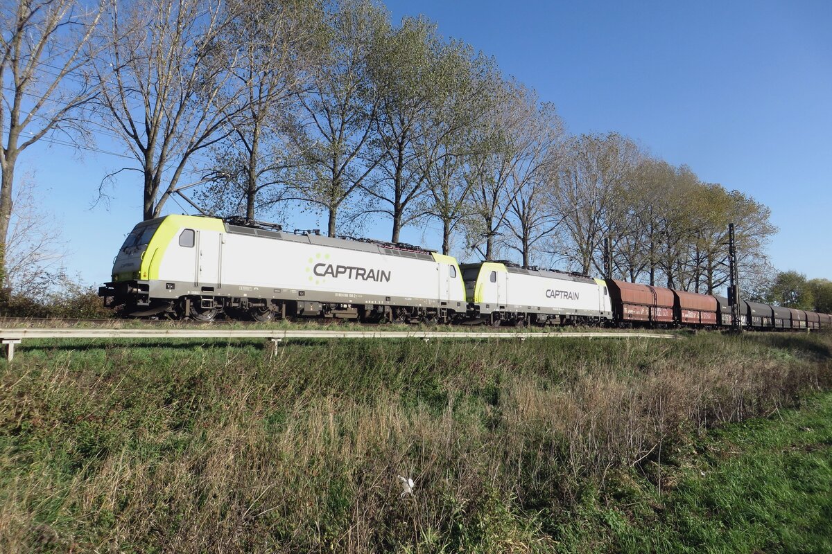 CapTrain 186 158 zieht ein Kollegin und ein Kohlezug zwischen Praest und Emmerich am 1 November 2022.