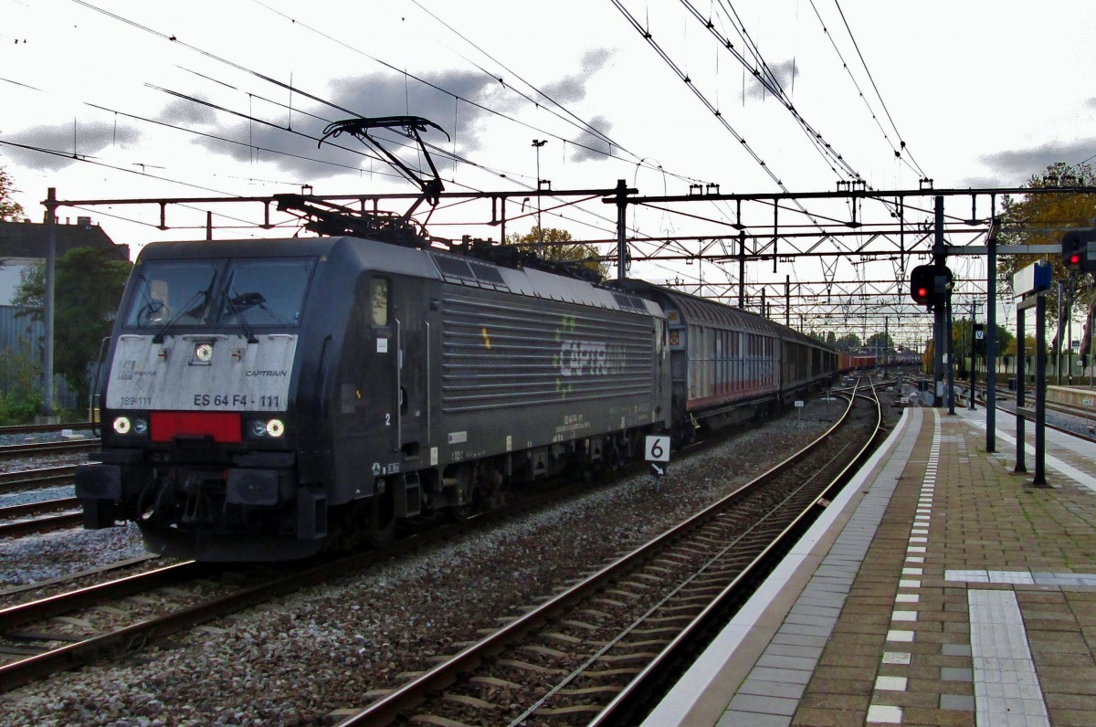 Captrain 189 111 durchfahrt ins letzten Licht Dordrecht Centraal am 25 Oktober 2015.