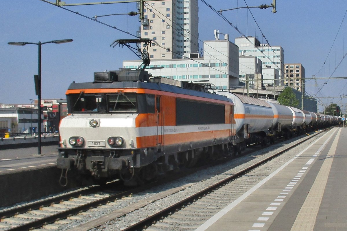 CapTrain/ex-LOCON 1837 durchfahrt am 19 Juli 2018 Tilburg.