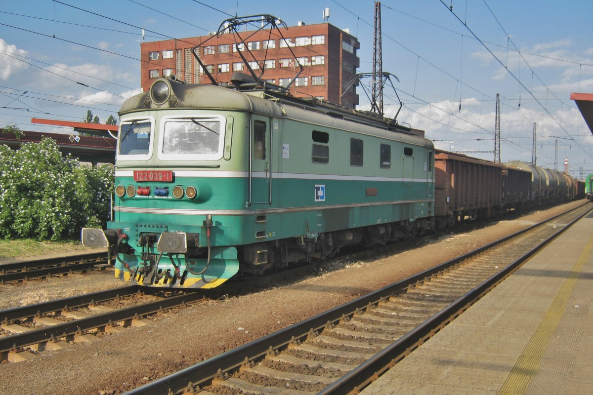 CD 122 039 steht am 30 Mai 2012 in Pardubice hl.n.