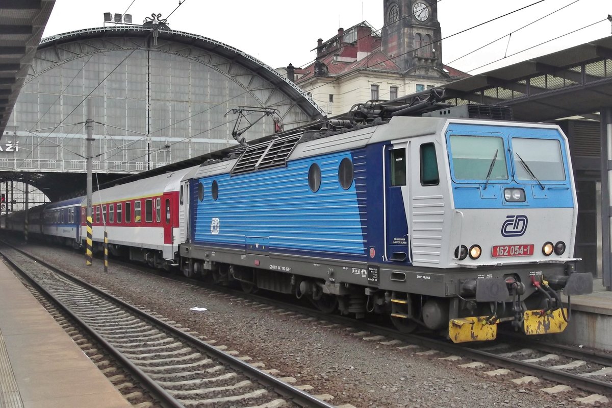 CD 162 054 steht am 24 Mai 2015 in Praha hl.n. mit ein Rychlyk nach Zilina über Puchov.