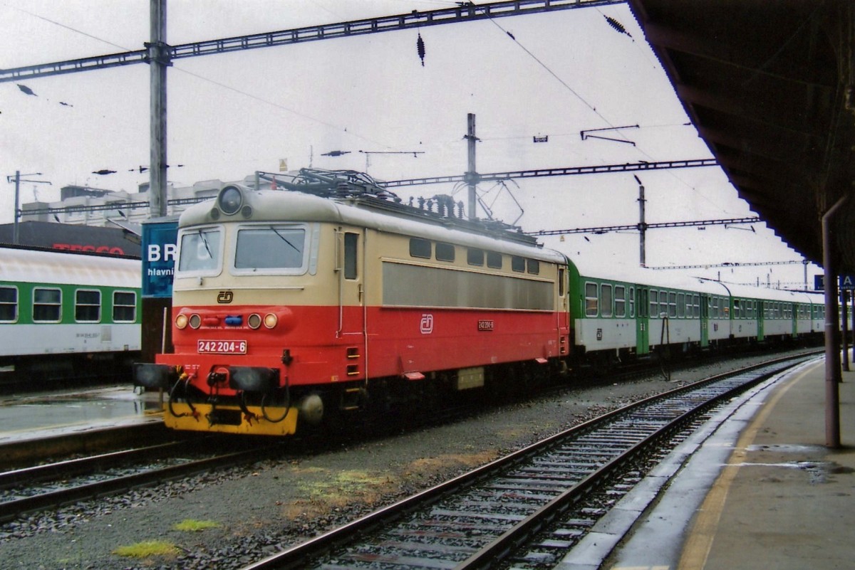 CD 242 204 steht an verregneten 22 Mai 2008 in Brno hl.n. mit ein RB aus Kolín.