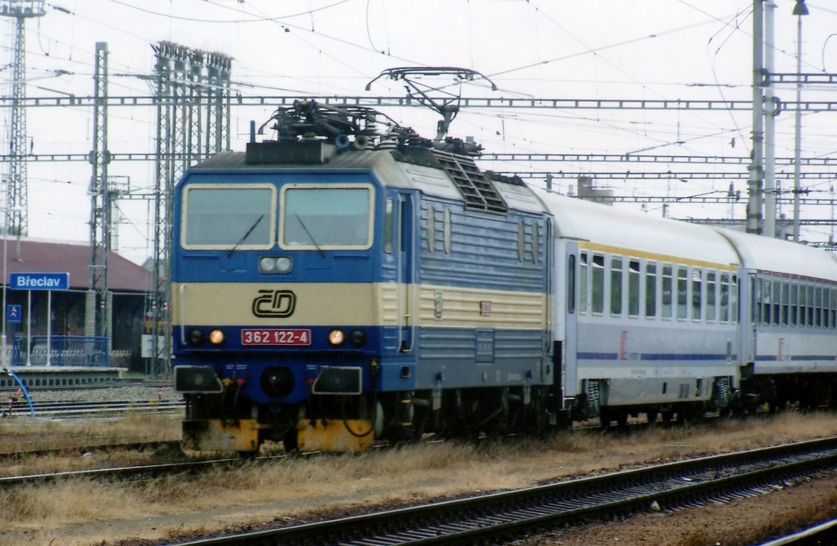 CD 362 122 verlässt mit EC 101 'POLONIA' Breclav am 22 Mai 2008.