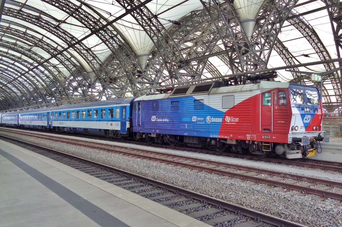 CD 371 201 steht am 8 April 2017 in Dresden Hbf.