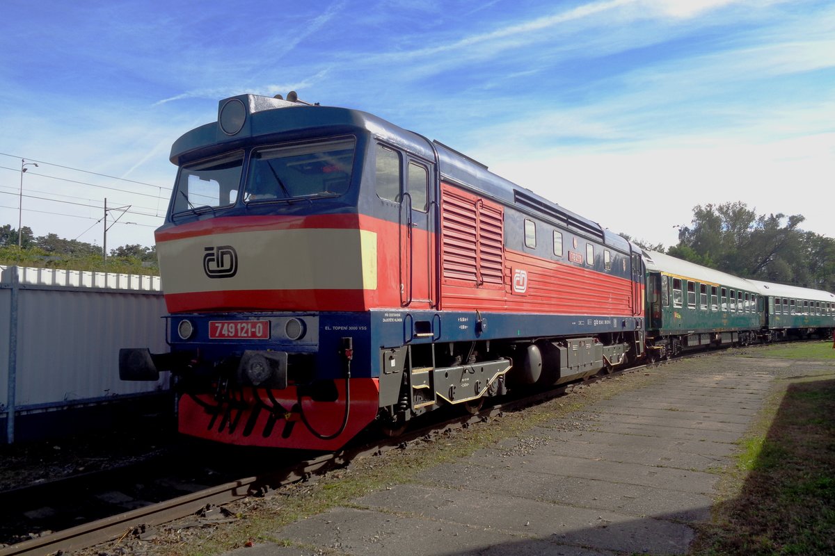 CD 749 121 steht am 22 September 2018 mit ein Sonderzug ins Bw von Ceske Budejovice.