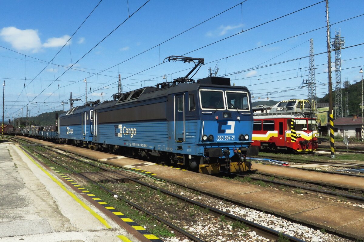 CDC 363 504 zieht ein Guterzug durch das in Umbau befindeter Bahnhof von Zilina, 25 Augustus 2021.