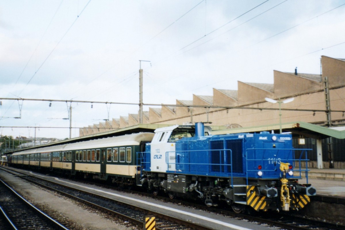 CFL 1105 rangiert Weggmann-Wagen in Luxembourg Gare Centrale am 20 Mai 2004. 
