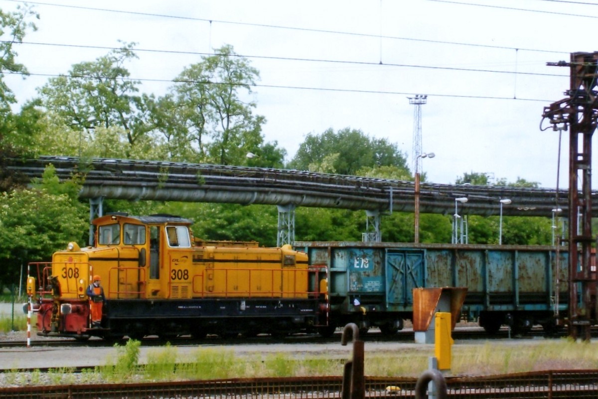 CFL 308 rangiert met Arbed in Esch-sur-Alzette am 1 Juni 2010. Das Bild wurde von offentlicher Weg gemacht. Mann braucht nur zwischen Schifflange und Esch/Alzette zu laufen.