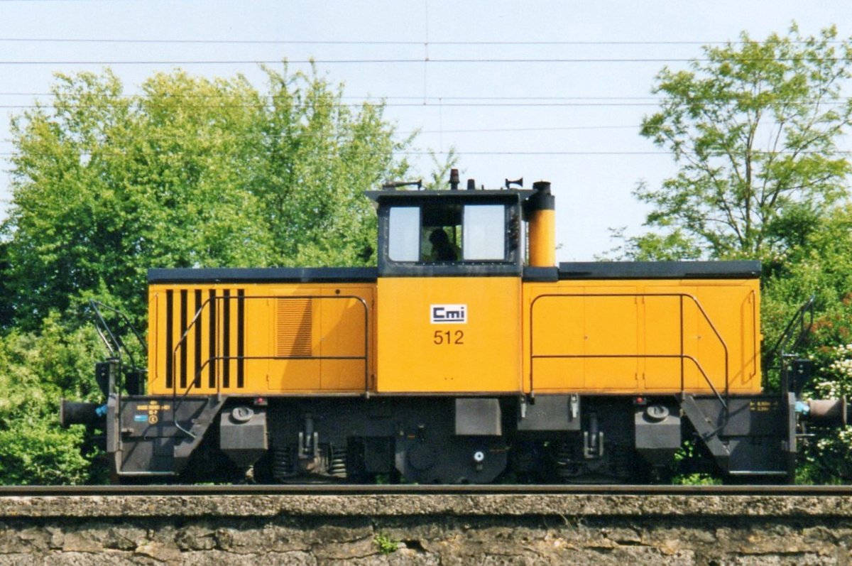 CMI 512 steht am 20 Mai 2004 in Bettembourg. Ursprunglich waren diese Verschiebeloks vorgesehen für die DSB. Die DSB lehnte die 30 Stück von Cockerill Mechanical Industries gebaute LOks ab wegen zu viele Störungen. Kurz danach begon CFL einige dieser Loks anzumieten.