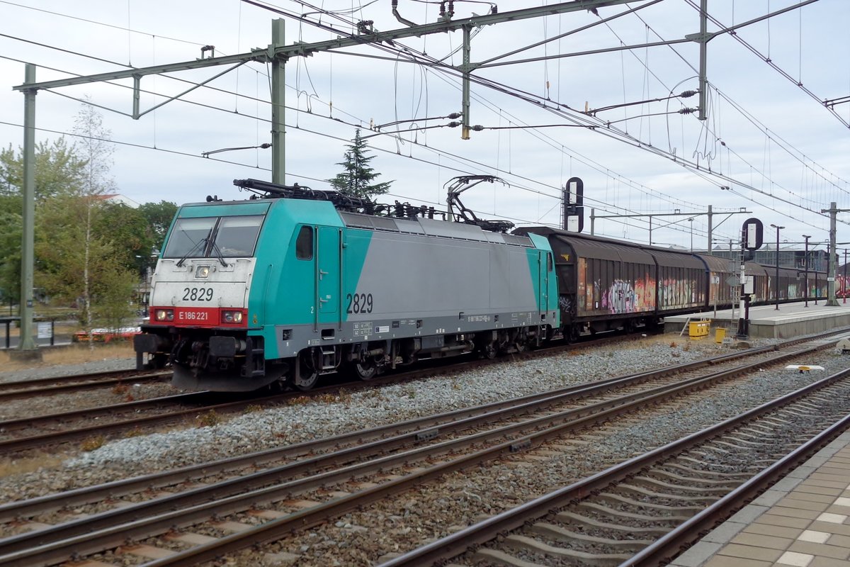 CoBRa 2829 durchfahrt mit ein Volvo-Zug am 29 Juli 2018 Tilburg.