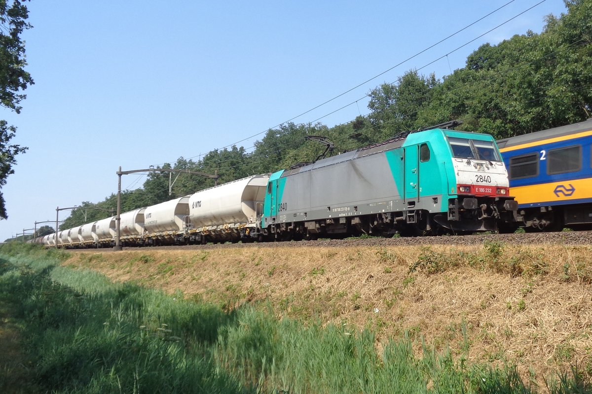 CoBRa 2840 schleppt ein Getreidezug am 27 Juli 2018 durch Tilburg Oude Warande.
