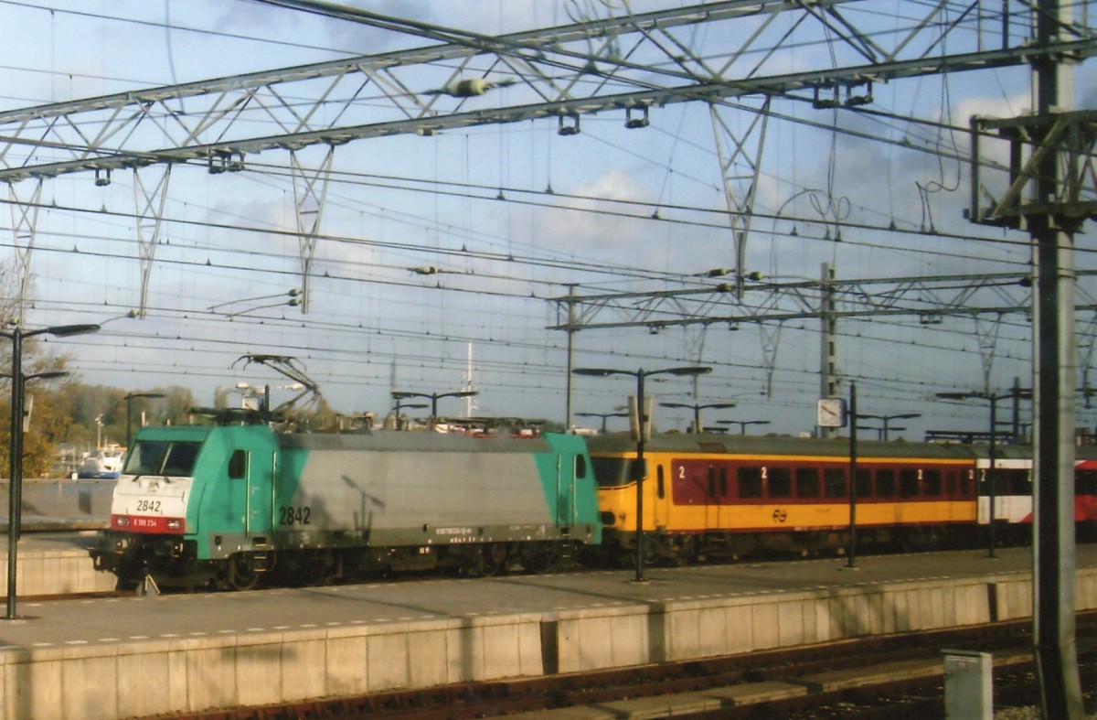 CoBRa 2842 steht am 24 September 2009 in Amsterdam Centraal.