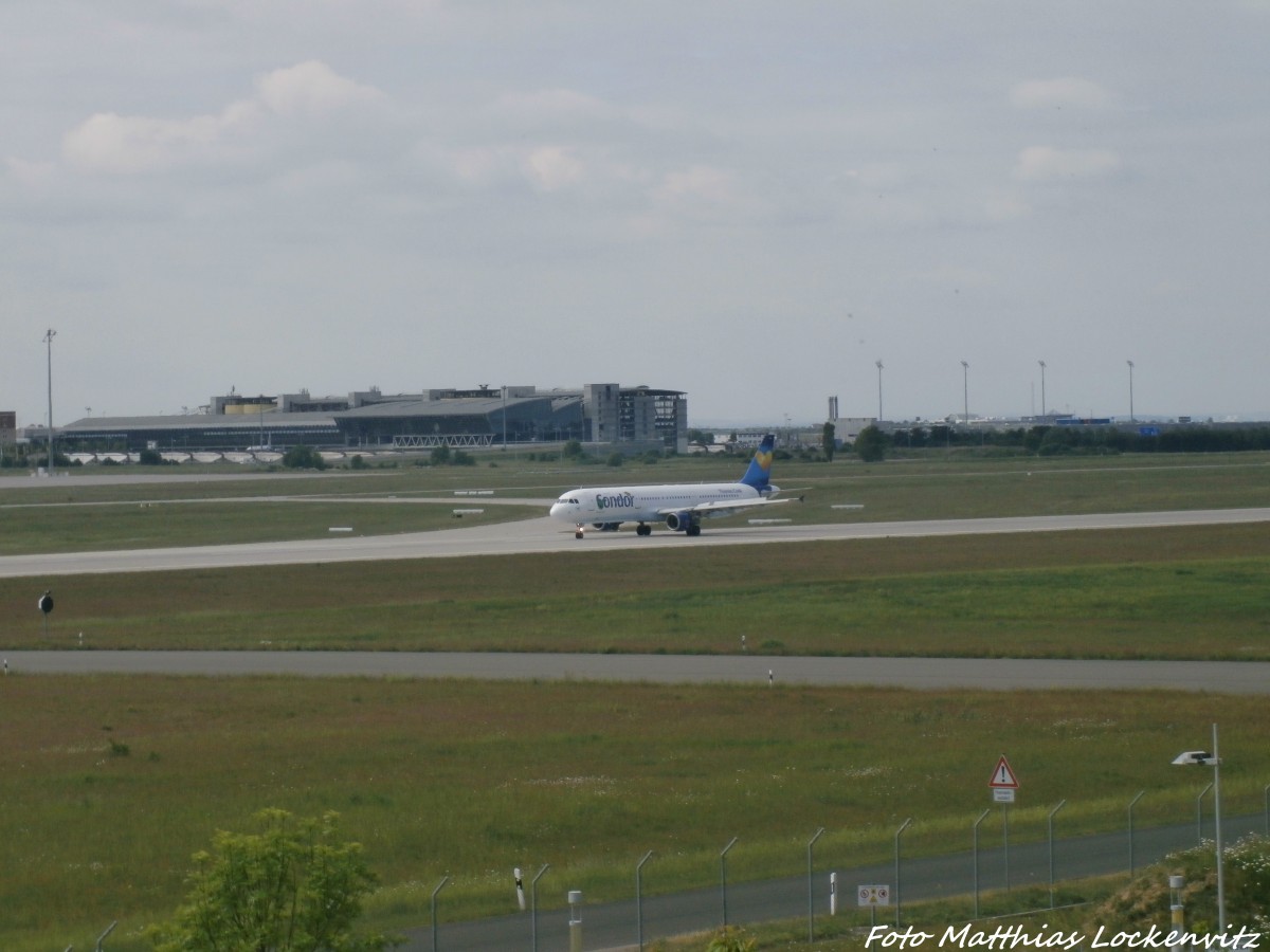 Condor beim Bremsvorgang am Flughafen Halle/Leipzig am 24.5.15