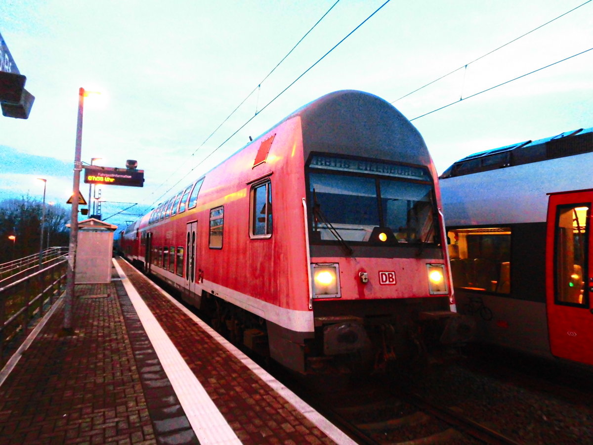 DABbuzfa 760 mit nem Mittelwagen und 143 034 am Ende mit ziel Eilenburg im Bahnhof Halle/Saale Hbf am 25.1.18