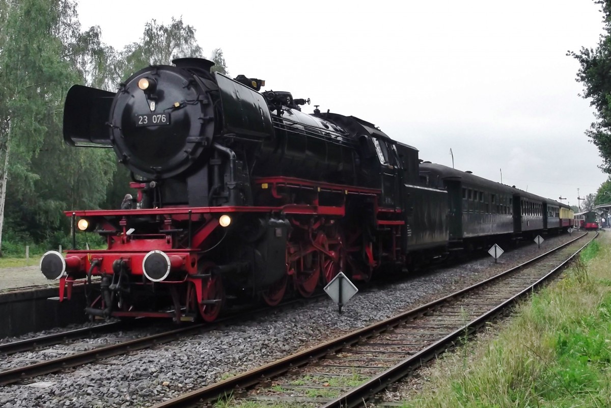 Dampfzug mit 23 076 steht am 12 Juli 2014 in Simpelveld.