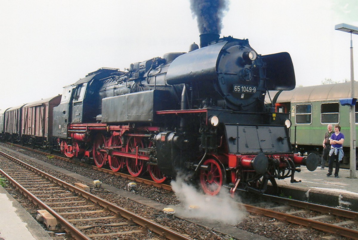 Dampfzug mit Guterwagen und 65 1049 steht am 22 Mai 2010 ins DDM in Neuenmarkt-Wirsberg.