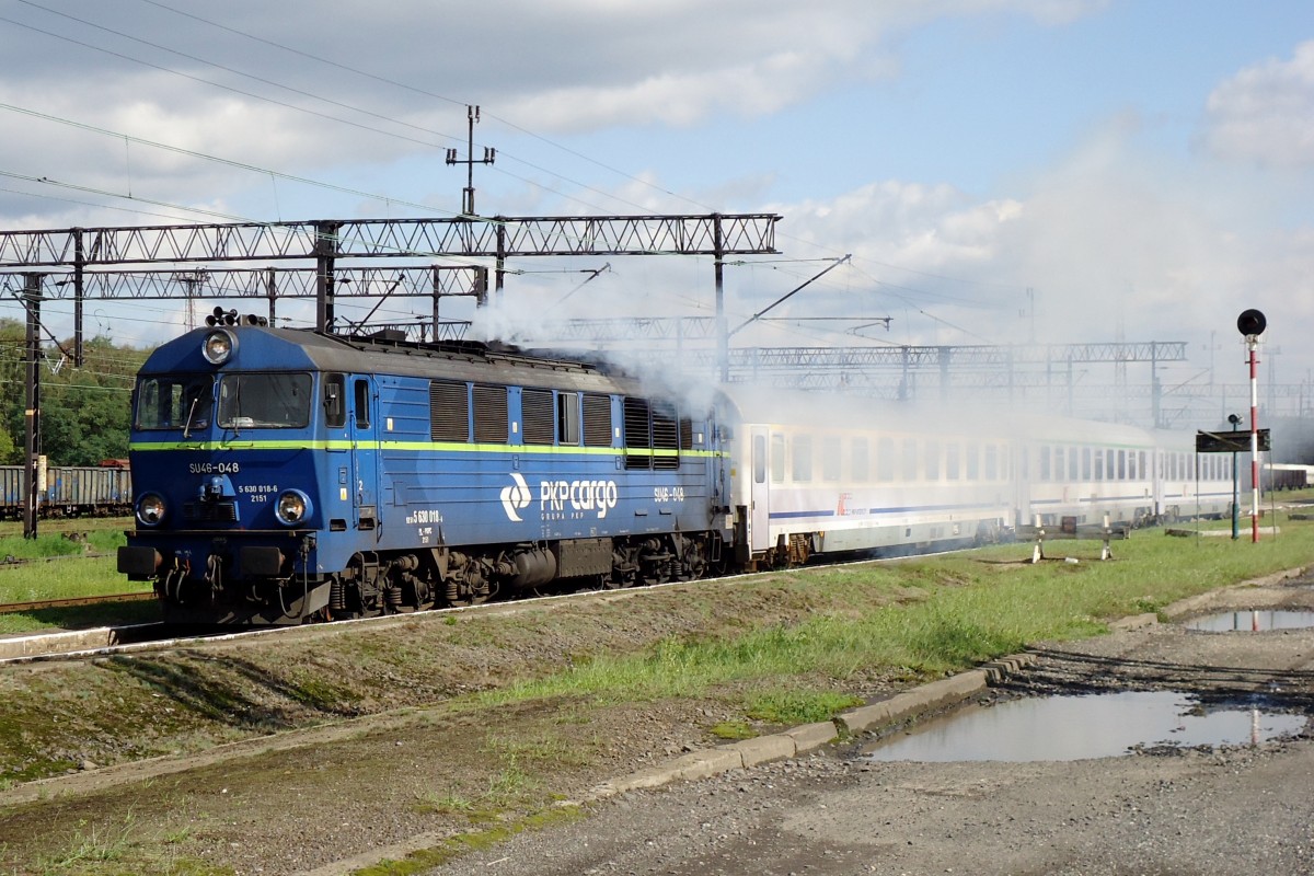 Das Rauchen am Bahnhöfe ist untersagt! Und jedoch macht PKP SU46-048 krafhtg Dampf in Wegliniec miet de EC nach Berlin; 23 September 2014.