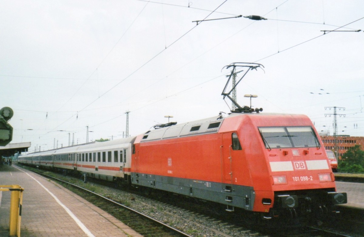 DB 101 098 schiebt am 14 Mai 2007 einer IC aus Hamm.