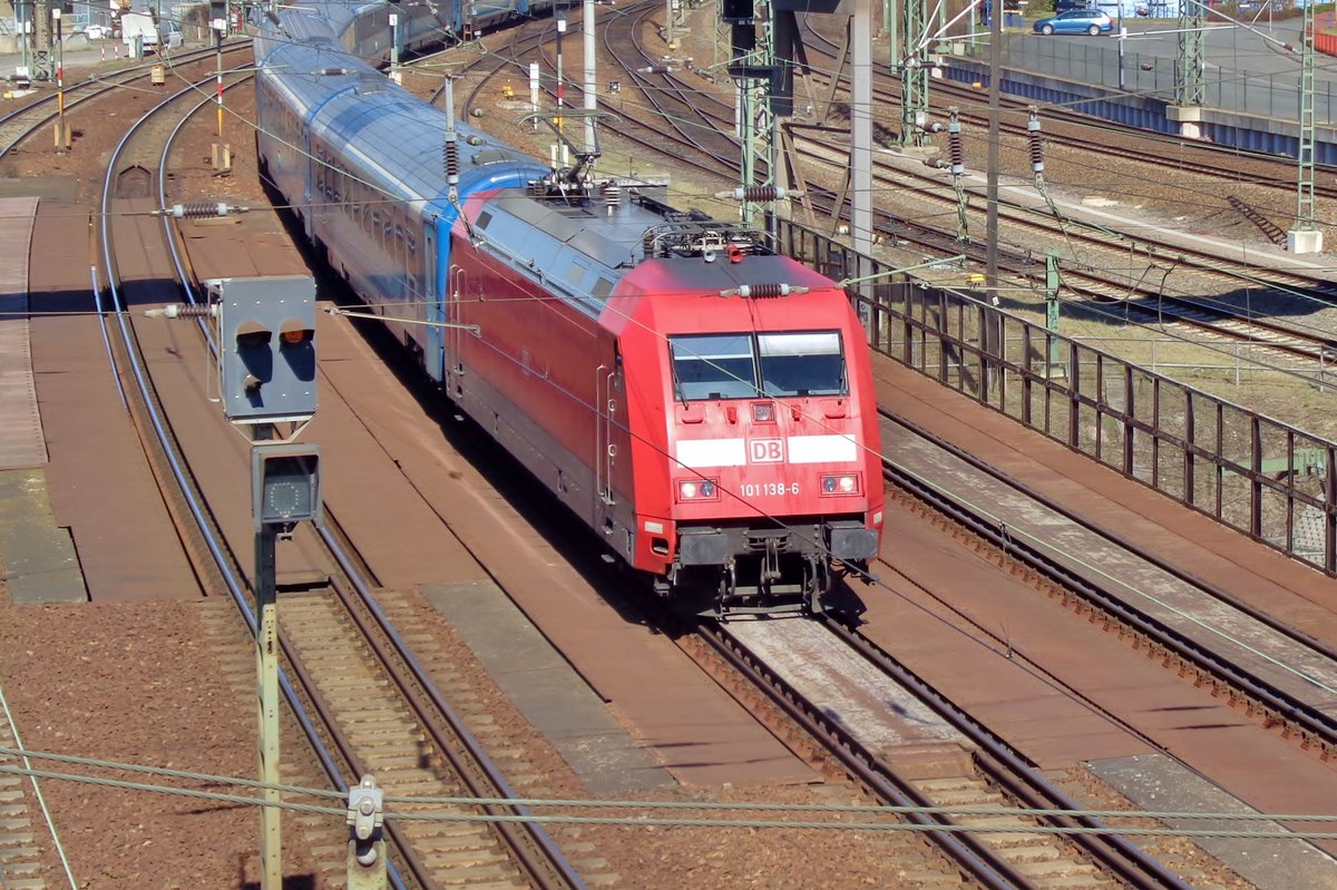 DB 101 136 treft am 7 April 2018 in Dresden ein. 