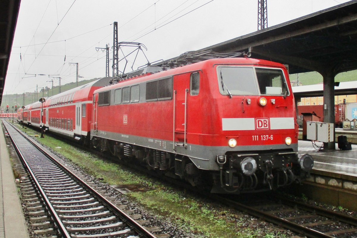 DB 111 137 steht am 14 September 2017 in Würzburg Hbf.