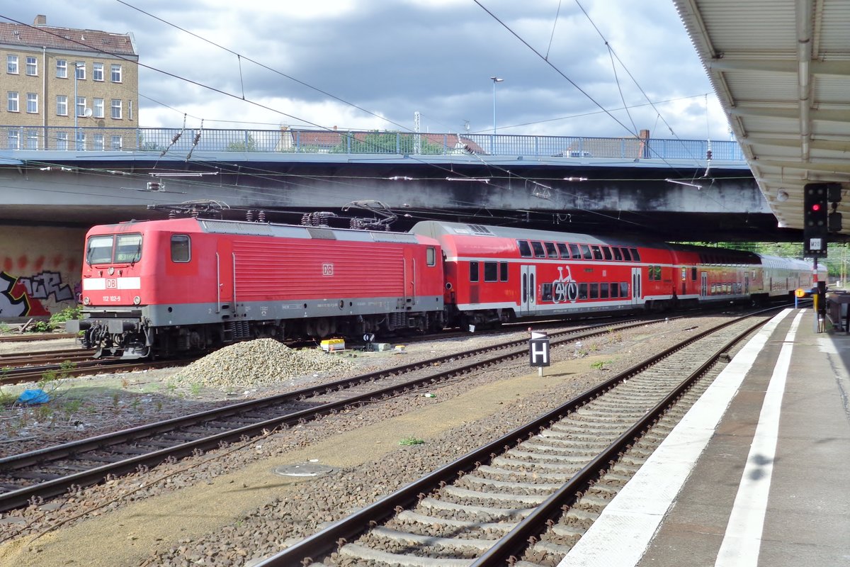 DB 112 102 treft am 30 April 2018 in Berlin-Lichtenberg ein. 