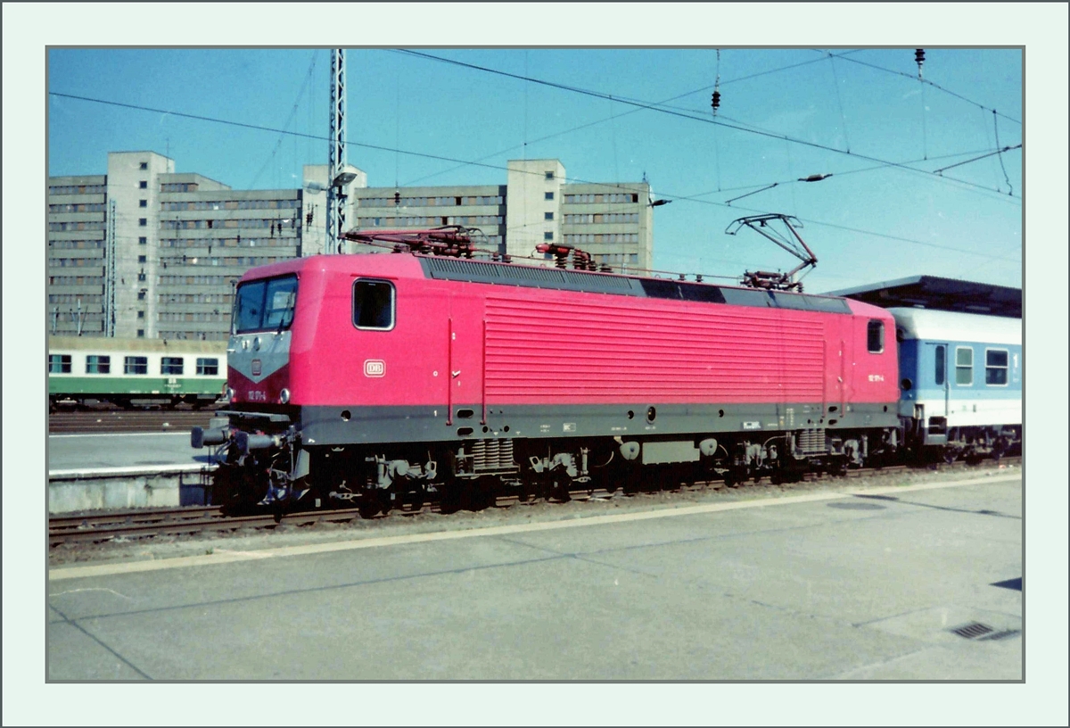  DB  112 xxx-4 in Berlin Lichtenberge.
April 1994 (Scan)
