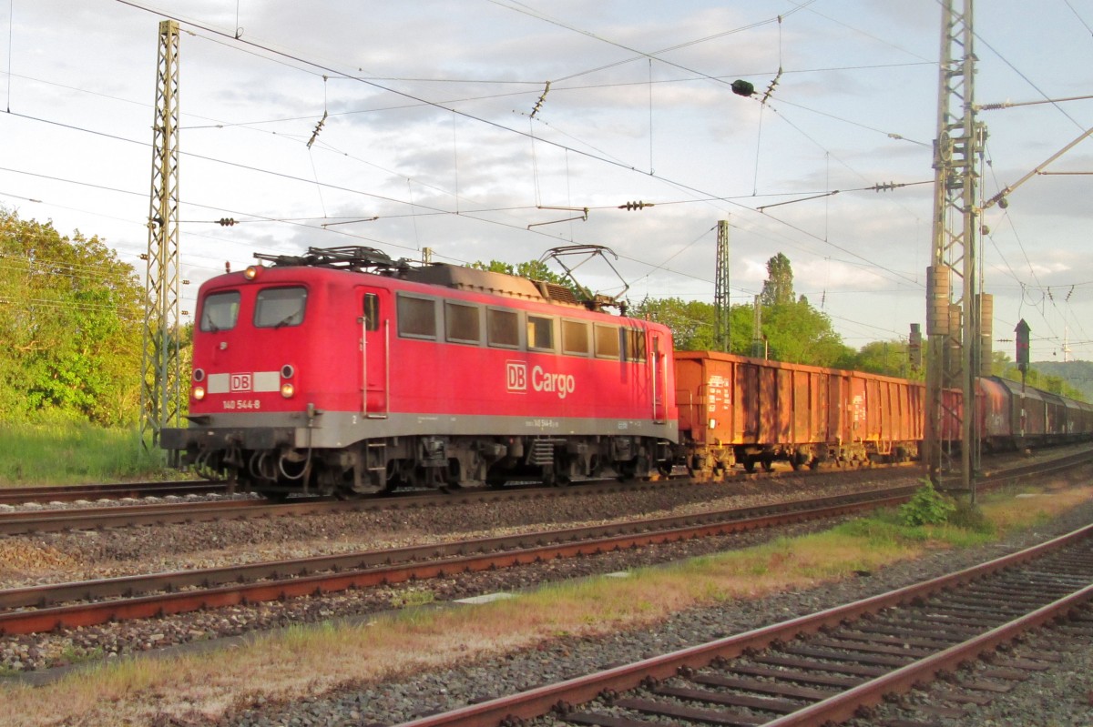 DB 140 544 dnnert bei Minden (Westfalen) der Fotografen vorbei am 19 Mai 2015.