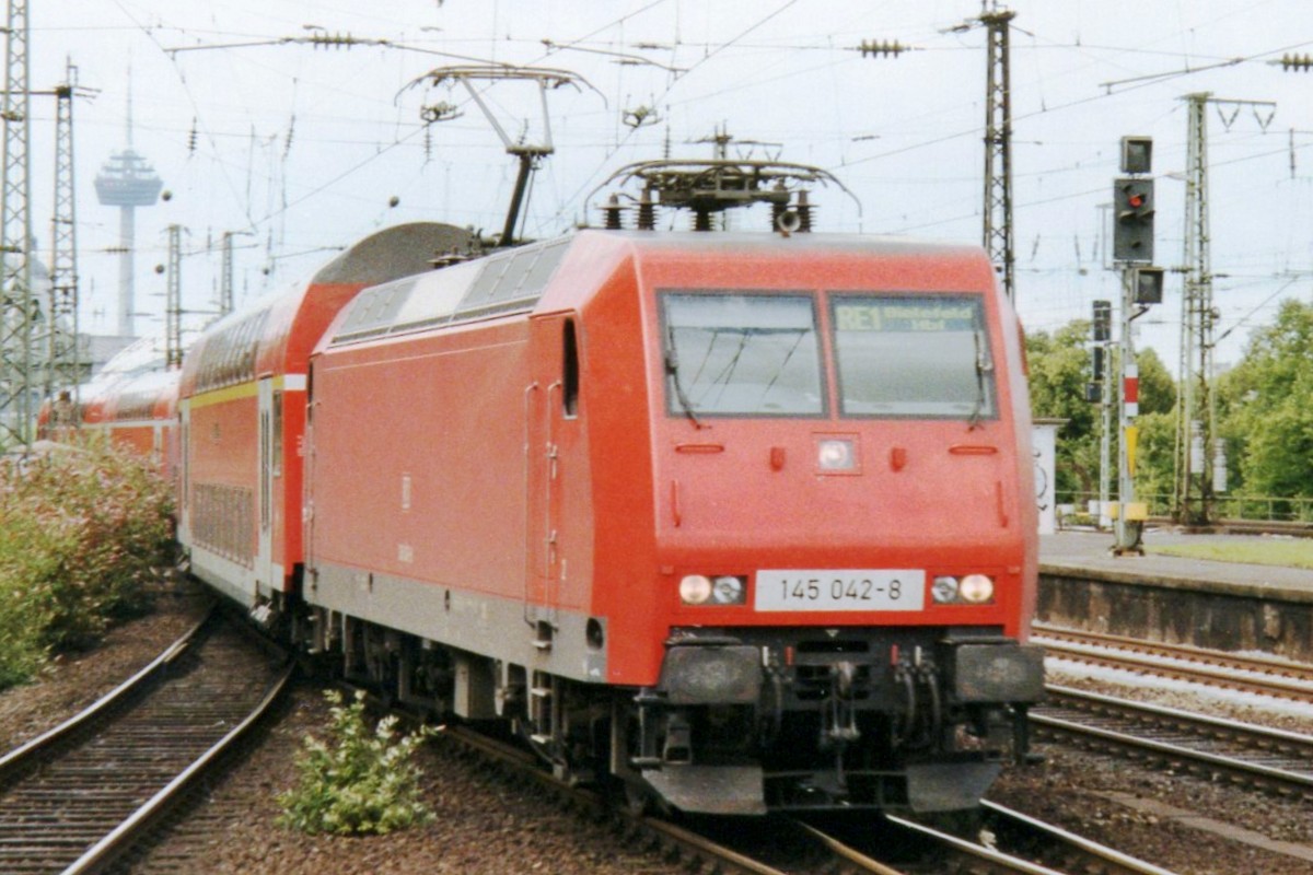 DB 145 042 treft mit RE-5 in Kln Deutz ein, 13 Februar 1999.