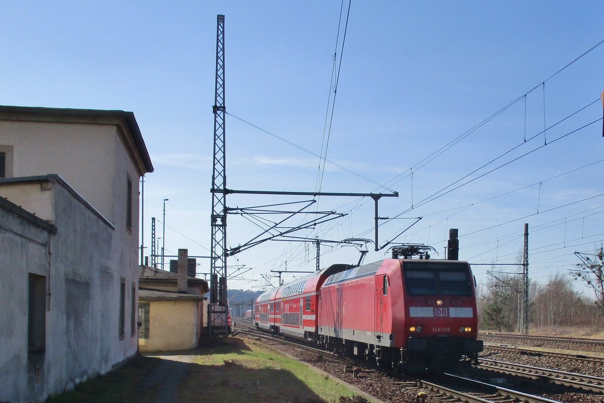 DB 146 016 treft am 7 April 2018 in Pirna ein. 