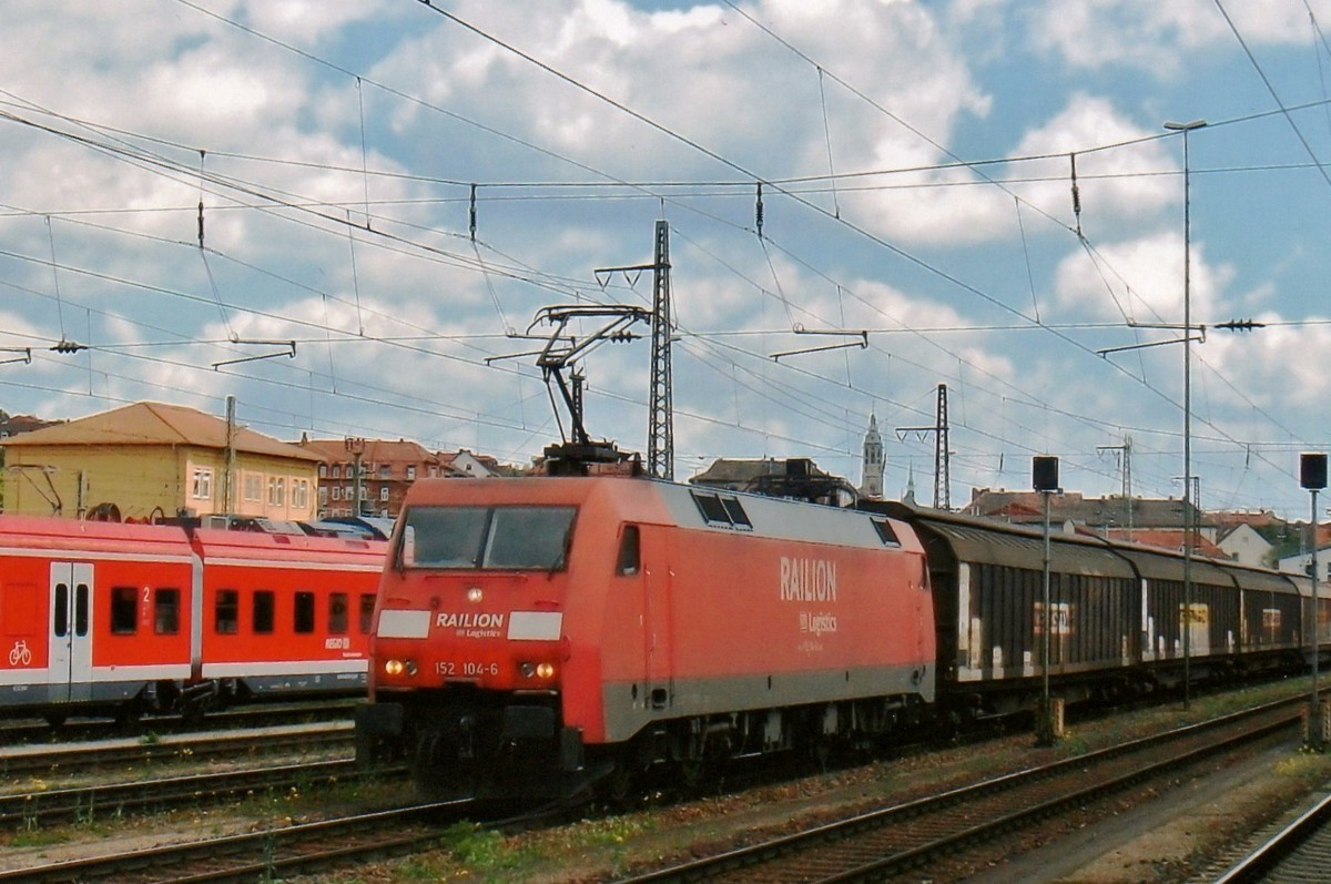 DB 152 104 treft am 22 Mai 2010 in Wrzbrug Hbf ein.