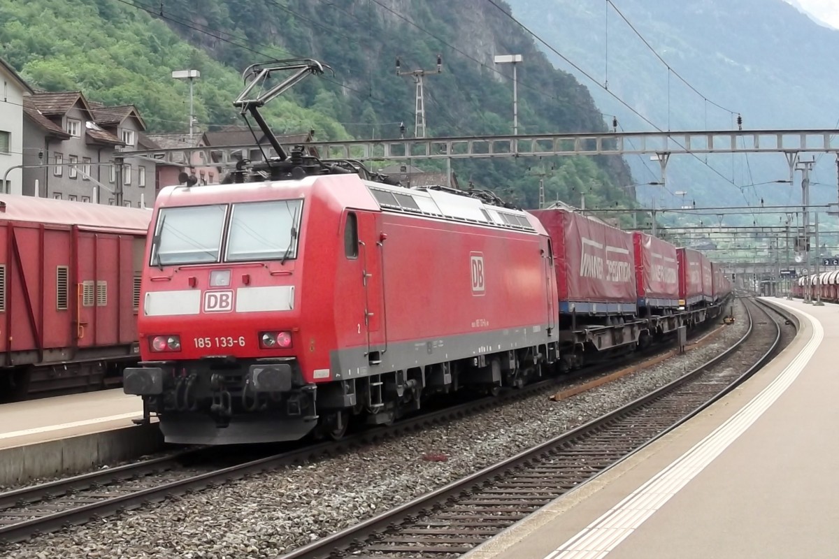 DB 185 133 schiebt am 4 Juni 2014 der WINNER-KLV aus Erstfeld aus.