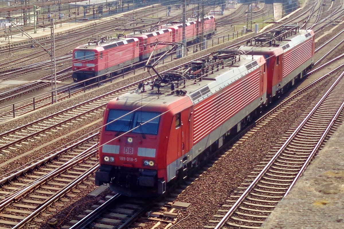 DB 189 018 schleppt ein Schwesterlok durch Dresden Hbf am 8 April 2018. 