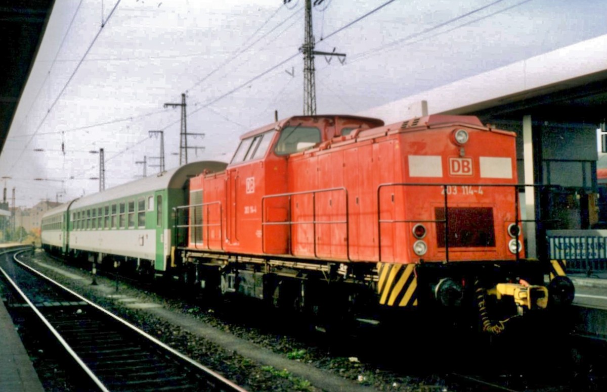 DB 203 114 rangiert CD-Wagen in Nrnberg Hbf am 23 Dezember 2003.