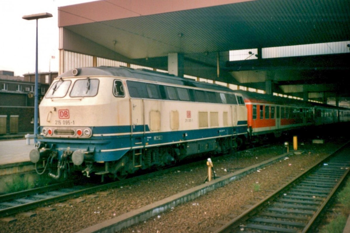 DB 215 095 verlsst am 17 Juli 1999 Dsseldorf Hbf.