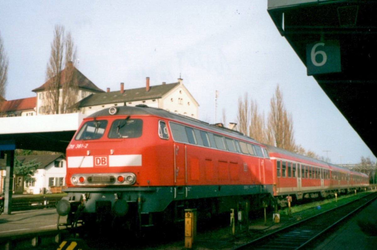 DB 218 381 steht am 24 Mai 2002 in Lindau.