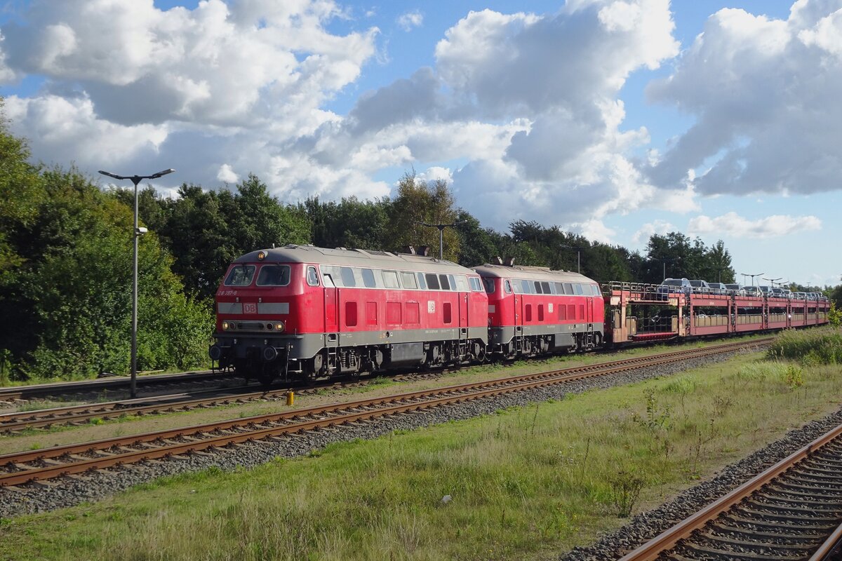 DB 218 397 steht vor eon Syltshuttle in Niebüll am 20 September 2022.