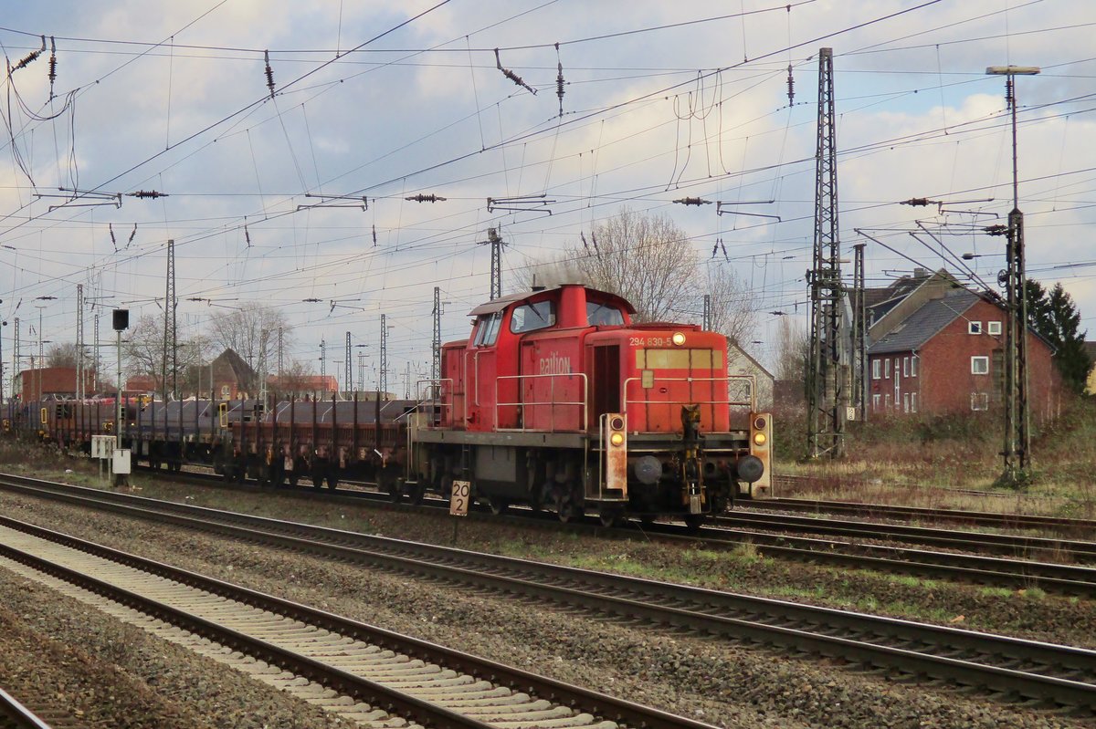 DB 294 830 schleppt ein Stahlzug durch Oberhausen Osterfeld Südf am 28 Dezember 2017.