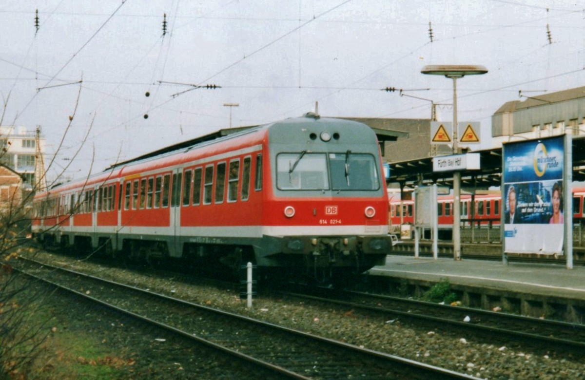 DB 614 021 steht am 23 Dezember 2003 in Furth (Bay).