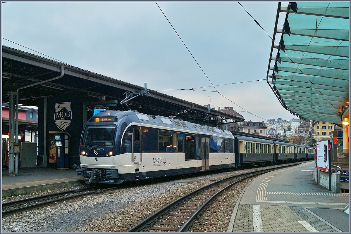 Der Alpina Be 4/4 9204 (und am Schluss des Zuges ein weitere) mit dem MOB Belle Epoque Zug nach Zweisimmen kurz vor der Abfahrt in Montreux.
17. Nov. 2018
