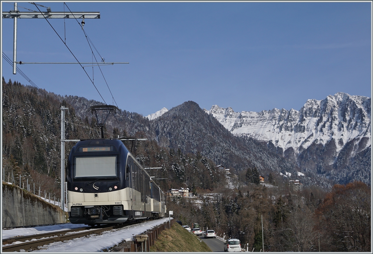 Der Alpina MOB ABe 4/4 9302 und ein weiterer an der Spitze des Zugs sind in Sendy-Sollard auf dem Weg nach Zweisimmen.

9. Jan. 2021 