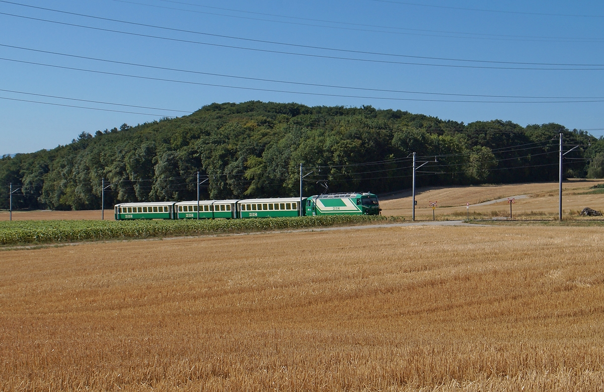 Der BAM Regionalzug 107 wird als einziger mit Lok und Komp. geführt, hier ist es auf der Leerrückfahrt kurz nach der Haltestelle Chardoney-Château.
21. Juli 2015