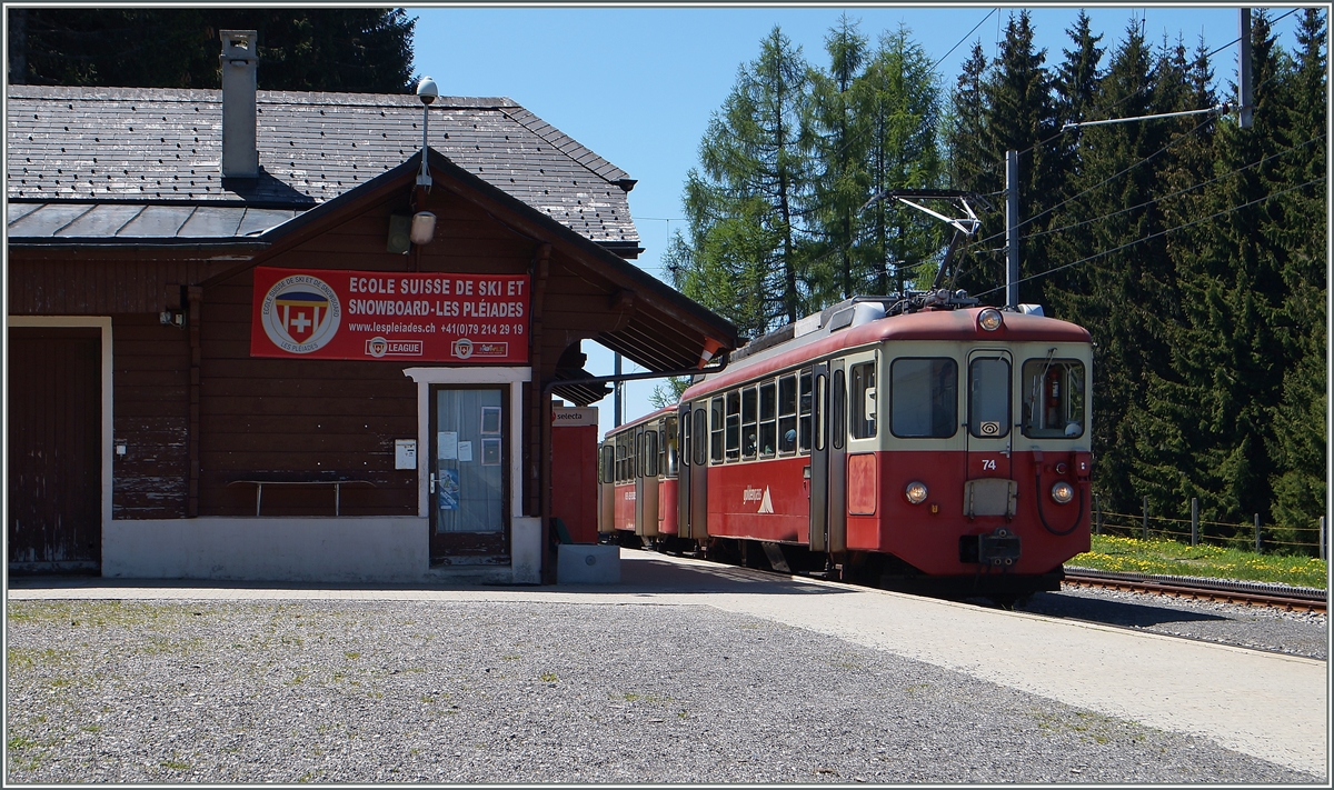 Der CEV BDeh 2/4 74 und sein Bt 222 warten auf der Gipfelstation auf Fahrgäste Richtung Blonay. 
18. Mai 2015