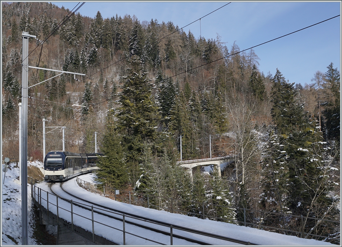 Der CEV MVR ABeh 2/6 7501 als Regionalzug von Les Avants nach Montreux fährt über die Pont Gardiol welche mit 93 Meter Länge den Bois des Chenaux überbrückt. 

9. Jan. 2021