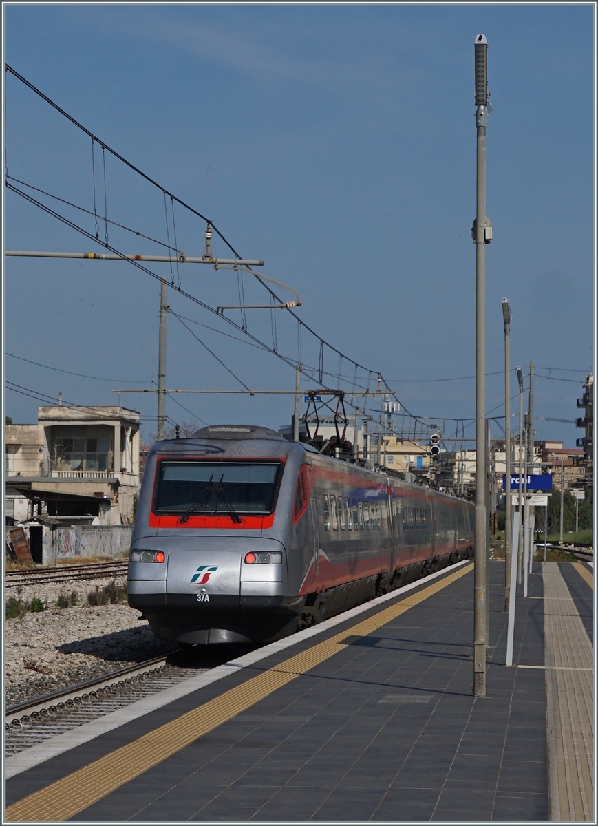 Der FS Trenitalia ETR 485 037 ist als Frecciargento 8306 in Trani bei der Durchfahrt auf dem Weg von Lecce nach Roma Termini.

23. April 2023 