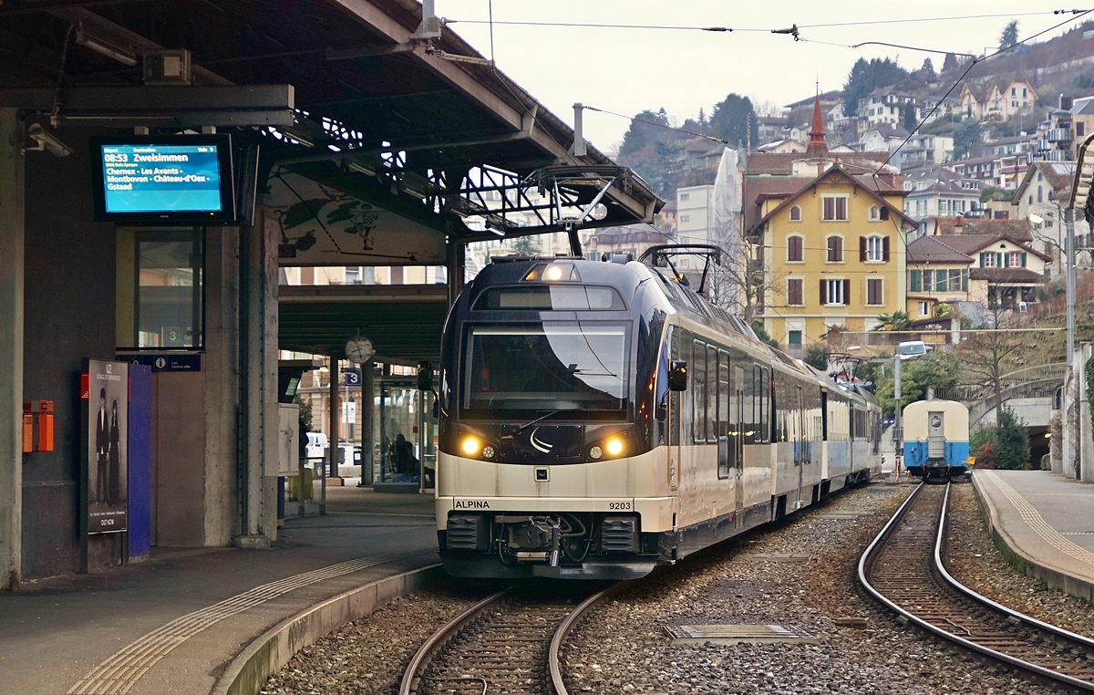 Der MOB Alpina Be 4/4 9203 mit einem Regionalzug nach Zweisimmen. (Am Schluss des Zuges ist eine weiterer ABe 4/4 Alpina eingereiht).

07. Jan. 2018