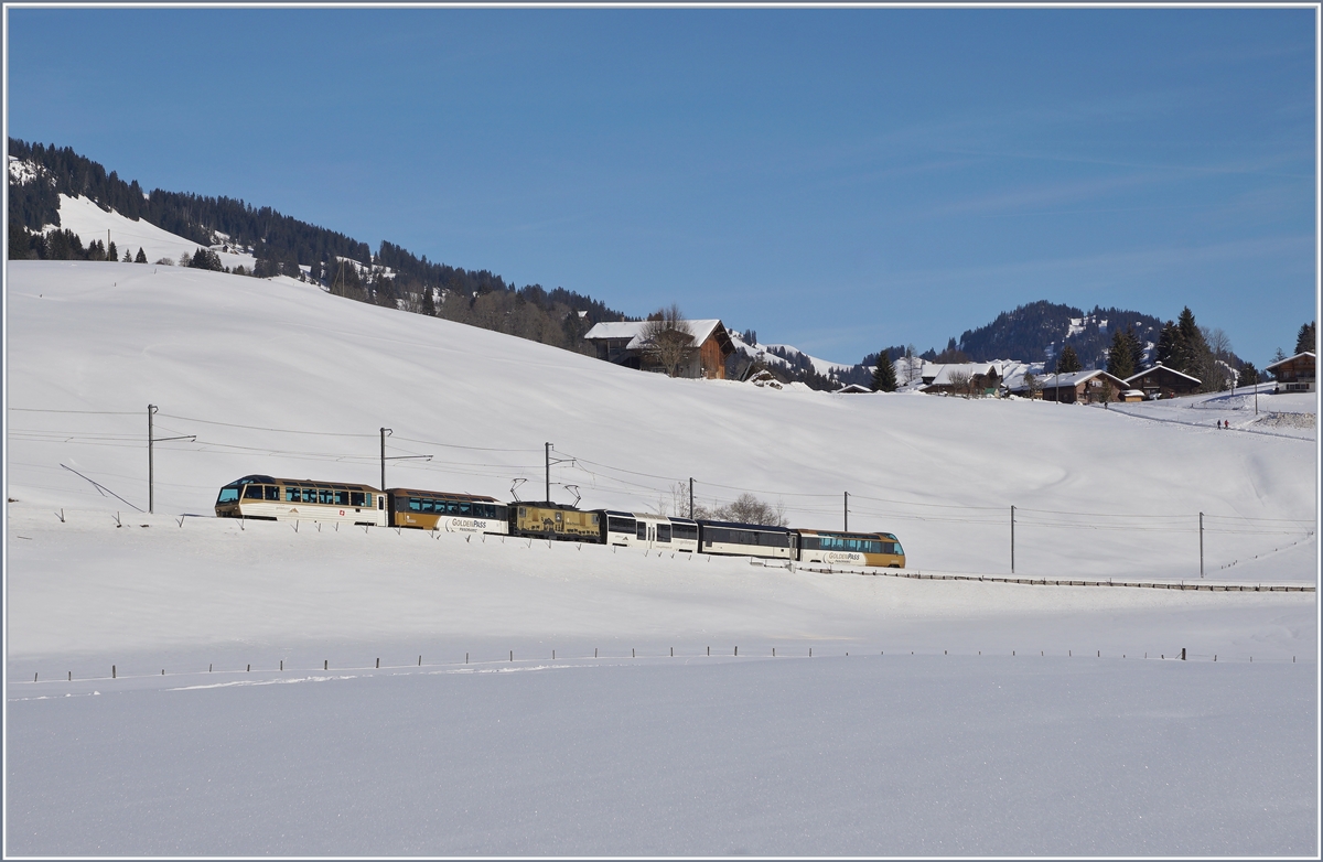 Der MOB Golden Pass Panoramic Zug auf den Weg Richtung Zweisimmen kurz vor Schönried.
6. Feb. 2019