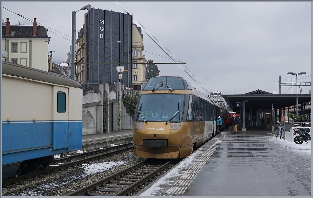 Der MOB  Paradezug  Goldepass-Panoramic Express wartet in Montreux auf die Abfahrt nach Zweisimmen. 

3. März 2018