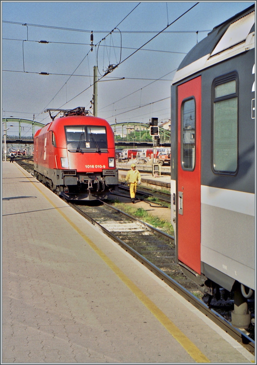 Der ÖBB  Taurus  1016 010-9 übernimmt in Wien Westbahnhof den  Transalpin  nach Zürich. 

Analogbild vom 1. Mai 2001