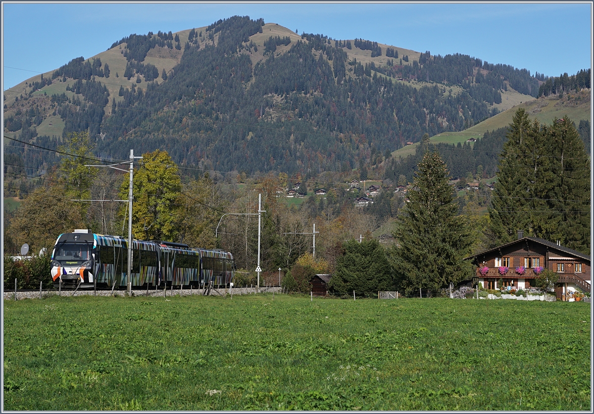 Der von Sarah Morris gestaltete Lenkerpendel  Monarch , bestehend aus ABt 341, Be 4/4 5001 und Bt 241, unterwegs als Regionalzug 2418 von Rougemont in die Lenk zwischen Saanen und Gstaad.
10. Okt. 2017