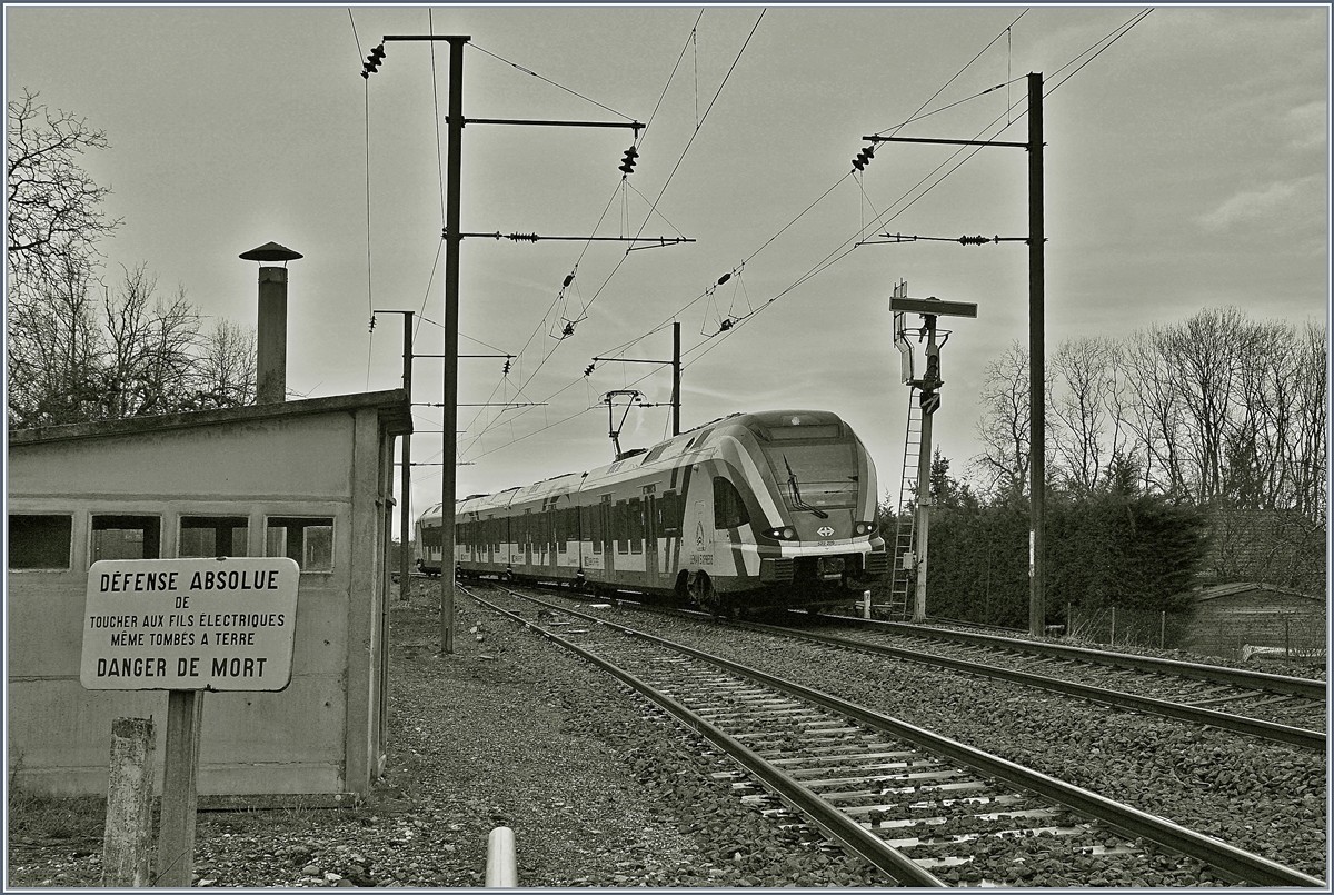 Der SBB CFF Flirt LEX RABe 522 229 passiert auf seiner Fahrt von Annecy nach Coppet bei Saint Laurent das Semaphor Ausfahrsignal der Gegenrichtung. 

21. Februar 2020